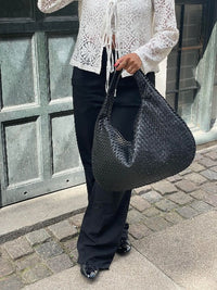 Liva | Half-moon shoulder bag