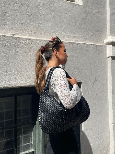 Liva | Half-moon shoulder bag