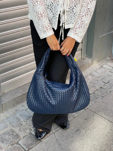 Liva | Half-moon shoulder bag