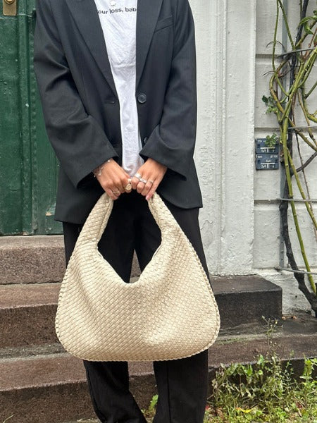 Liva | Half-moon shoulder bag
