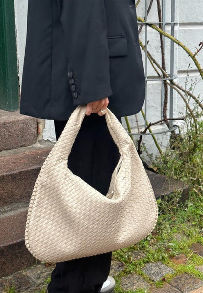 Liva | Half-moon shoulder bag