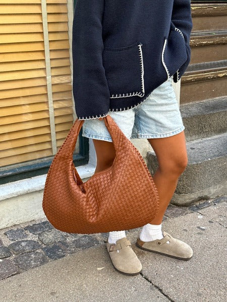 Liva | Half-moon shoulder bag