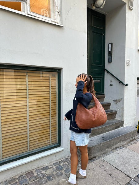 Liva | Half-moon shoulder bag