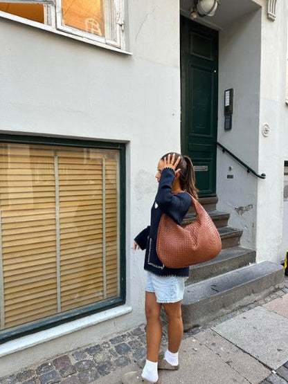 Liva | Half-moon shoulder bag
