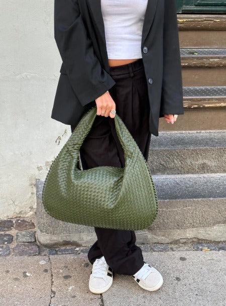 Liva | Half-moon shoulder bag