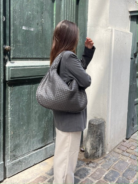Liva | Half-moon shoulder bag