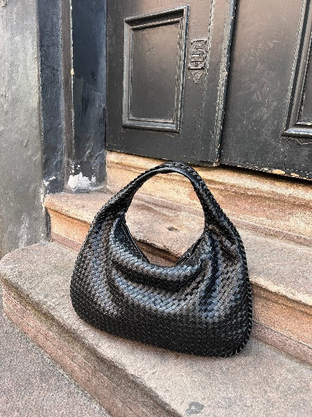 Liva | Half-moon shoulder bag